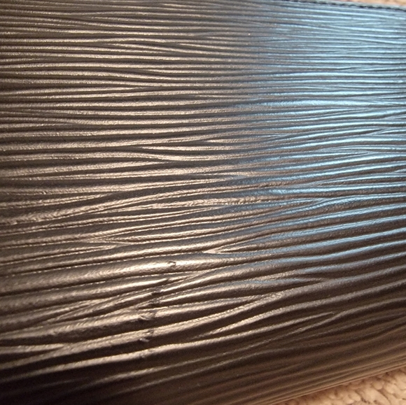 Authentic Louis Vuitton Epi Leather Wallet - Picture 4 of 11